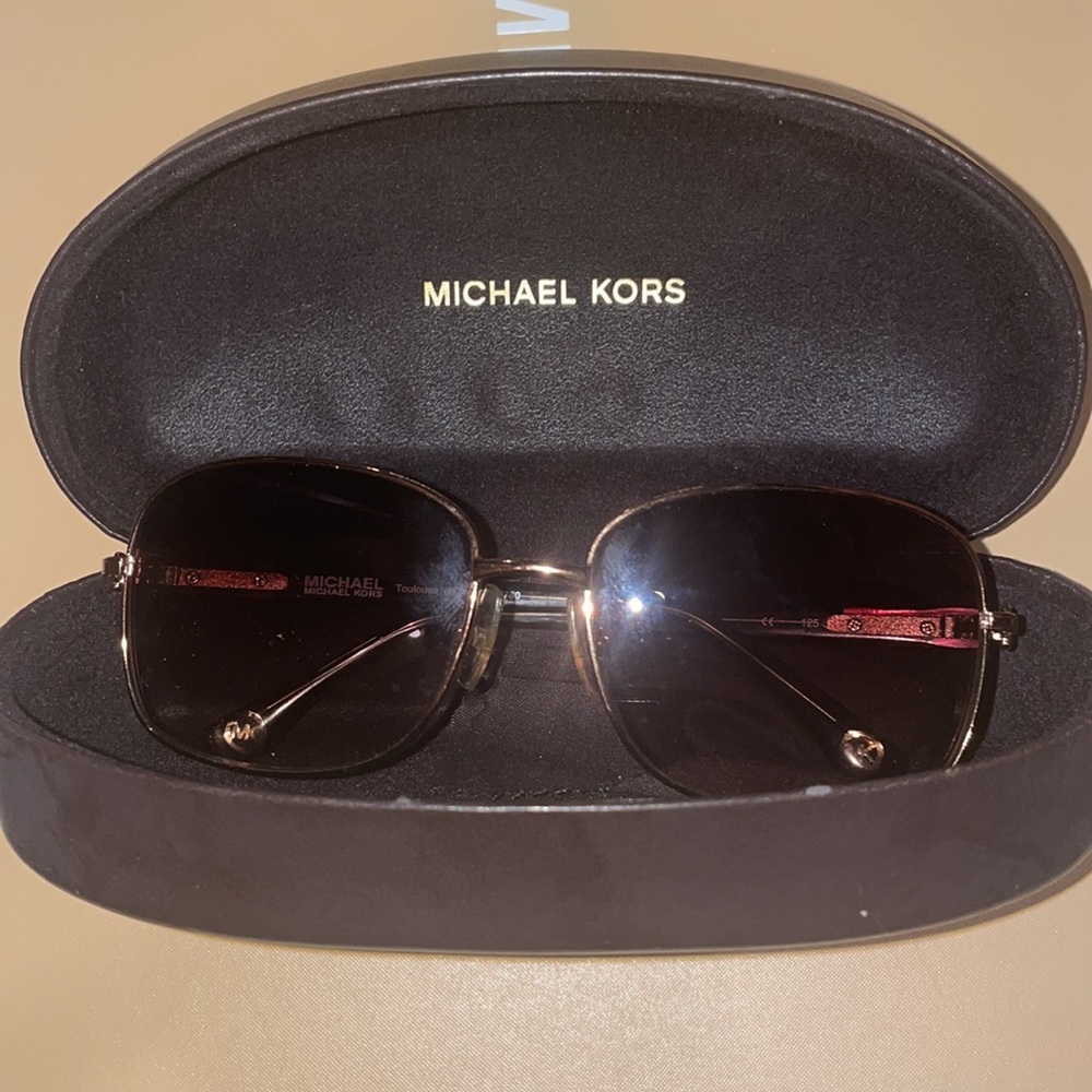 NWOT Michael Kors sunglasses with case and lens cleaner🔥🔥